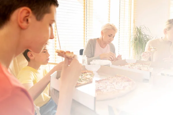 Familie Brengt Leuke Tijd Samen Door Thuis Mam Met Kinderen — Stockfoto