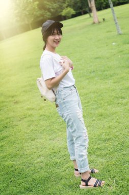 Asya park üzerinde açık duran çanta ile genç kız portresi