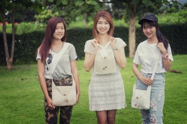 çanta üzerinde park ile üç Asya genç kız