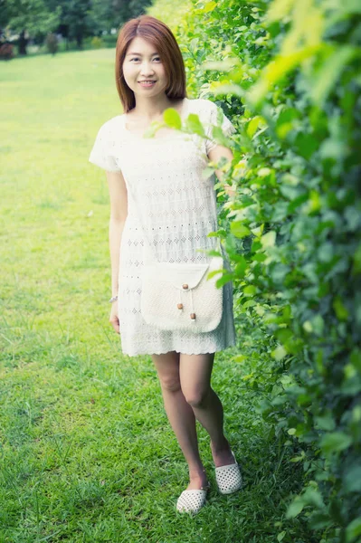 Asya park üzerinde çanta duran genç kızla portresi — Stok fotoğraf
