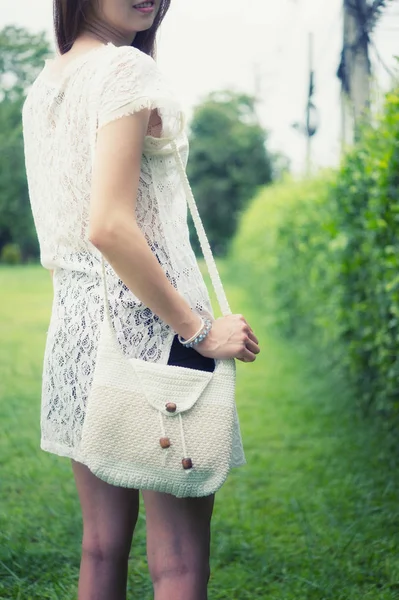 Retrato de Asia chica joven con bolsa de pie en el parque — Foto de Stock