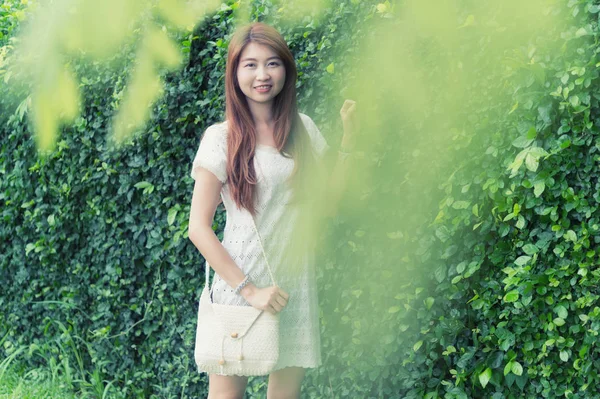 Πορτρέτο της Ασίας νεαρή κοπέλα με τσάντα στέκεται στο πάρκο — Φωτογραφία Αρχείου