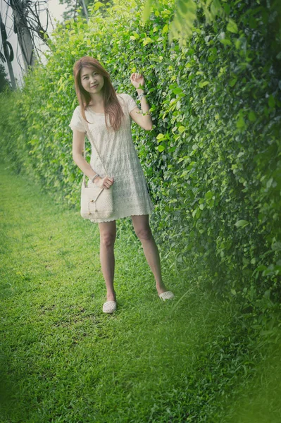 Porträt Eines Jungen Asiatischen Mädchens Mit Tasche Die Auf Einem — Stockfoto