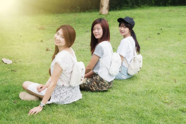 Trois asiatique jeune fille avec sac sur parc — Photo