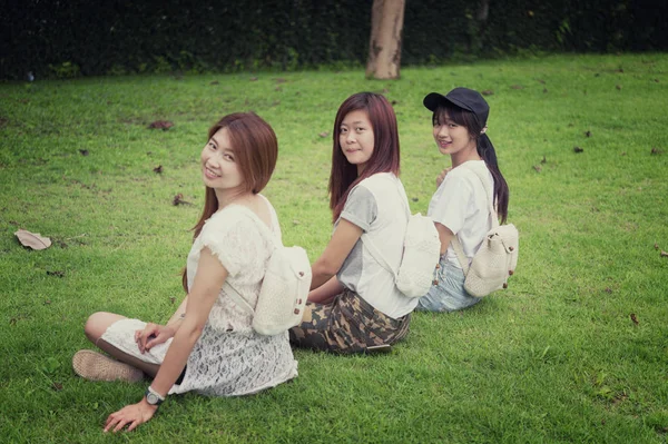 Portrait Dreier Asiatischer Mädchen Mit Tasche Park Freien — Stockfoto