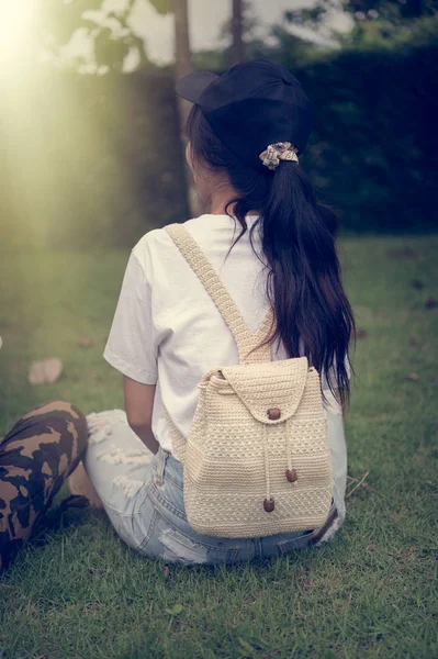 Ritratto di asia giovane ragazza con borsa sul parco — Foto Stock