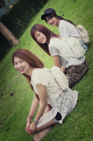 Tres asia joven chica con bolsa en parque —  Fotos de Stock