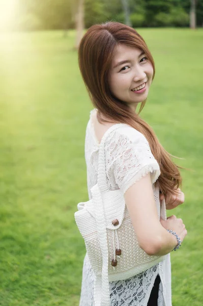 Retrato de Asia chica joven con bolsa de pie en el parque — Foto de Stock
