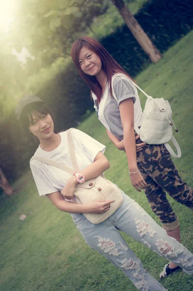 Dos asia joven chica con bolsa en parque —  Fotos de Stock