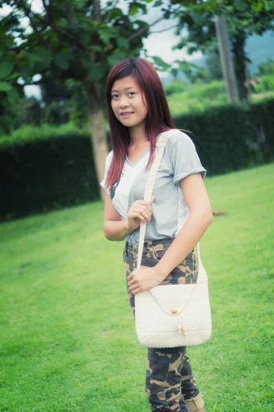 Πορτρέτο Της Ασίας Νεαρή Κοπέλα Τσάντα Στέκεται Στο Πάρκο Στην — Φωτογραφία Αρχείου