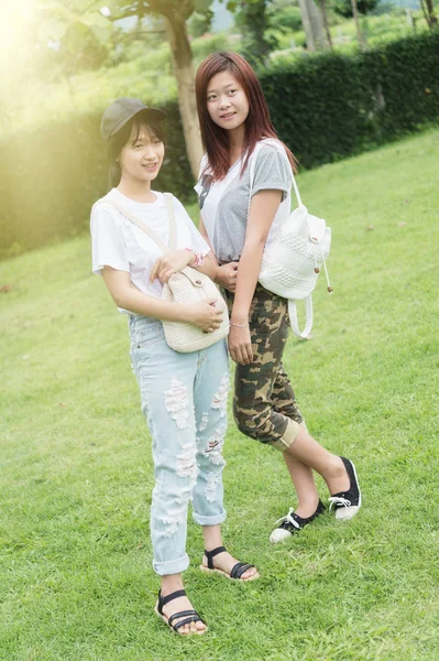 两个亚洲年轻的女孩上公园 背包的肖像 — 图库照片