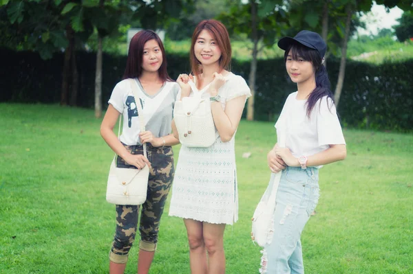 Три азіатські дівчата з сумкою на парку — стокове фото