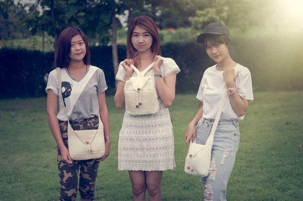 Drei asiatisch jung mädchen mit tasche auf park — Stockfoto