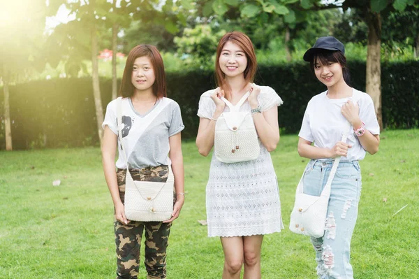 Tres asia joven chica con bolsa en parque —  Fotos de Stock