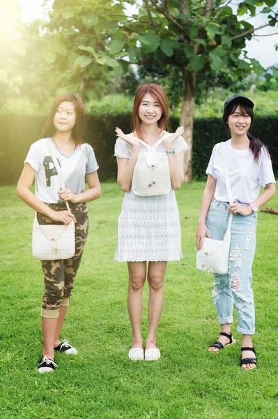 Három ázsiai fiatal lány zsák, a parkban — Stock Fotó