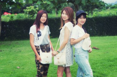 çanta üzerinde park ile üç Asya genç kız