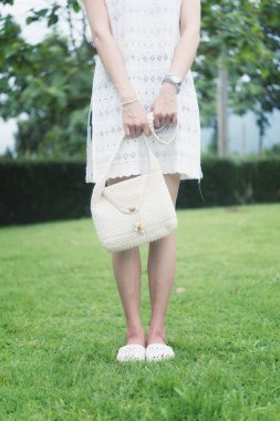 Asya genç kız çanta üzerinde park ile portresi