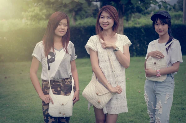 Tři Asie mladá dívka s taškou na park — Stock fotografie
