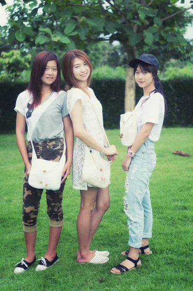 三个亚洲年轻的女孩上公园 背包的肖像 — 图库照片