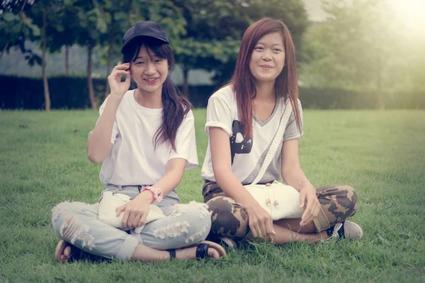 Dvě mladá dívka Asie s taškou na park — Stock fotografie