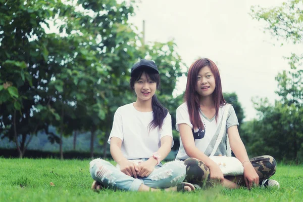 Asya genç kız iki çanta üzerinde park ile