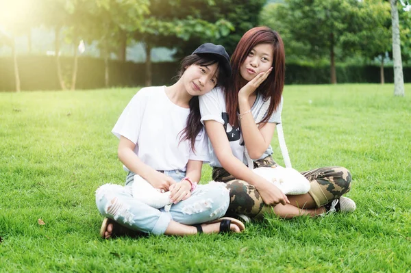 Asya genç kız iki çanta üzerinde park ile