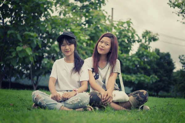 Portrait Deux Jeunes Filles Asiatiques Avec Sac Sur Parc Plein — Photo