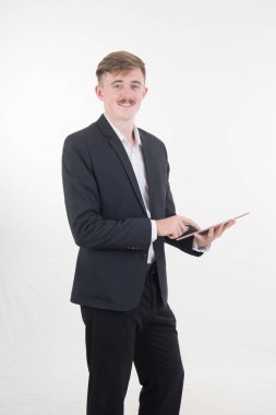 Tablet ile beyaz arka plan üzerinde çalışan iş adamı