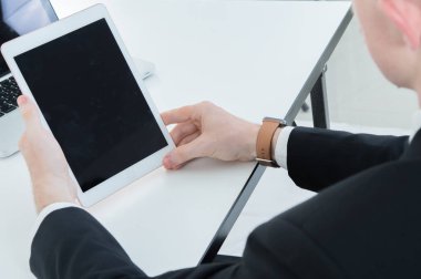 Beyaz arka plan üzerinde bilgisayar ile iş adamı