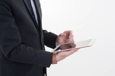beyaz zemin üzerine tablet ile iş adamı