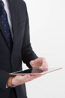 beyaz zemin üzerine tablet ile iş adamı