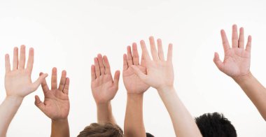 beyaz zemin üzerine kaldırdı eller grup