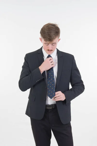 Homem de negócios em terno e gravata no fundo branco — Fotografia de Stock