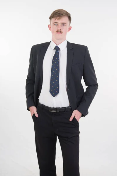 Businesss człowieka w garnitur i krawat na białym tle — Zdjęcie stockowe