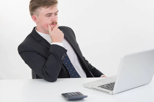 Homem de negócios com computador no fundo branco — Fotografia de Stock