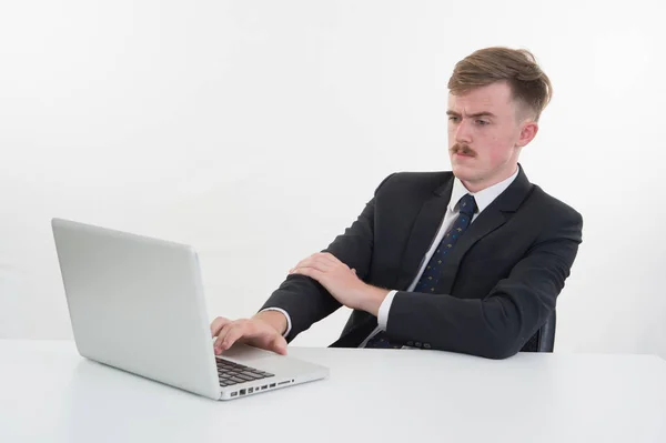 Uomo d'affari con computer su sfondo bianco — Foto Stock