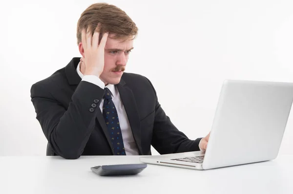 Homem de negócios com computador no fundo branco — Fotografia de Stock