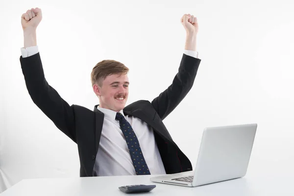 Homem de negócios com computador no fundo branco — Fotografia de Stock