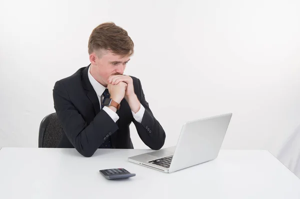 Homem de negócios com computador no fundo branco — Fotografia de Stock