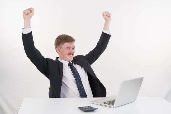 Homem de negócios com computador no fundo branco — Fotografia de Stock