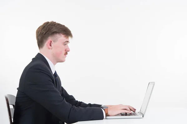 Homem de negócios com computador no fundo branco — Fotografia de Stock