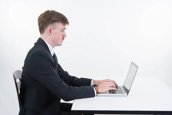 Homem de negócios com computador no fundo branco — Fotografia de Stock