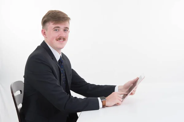 Hombre de negocios con tableta sobre fondo blanco —  Fotos de Stock