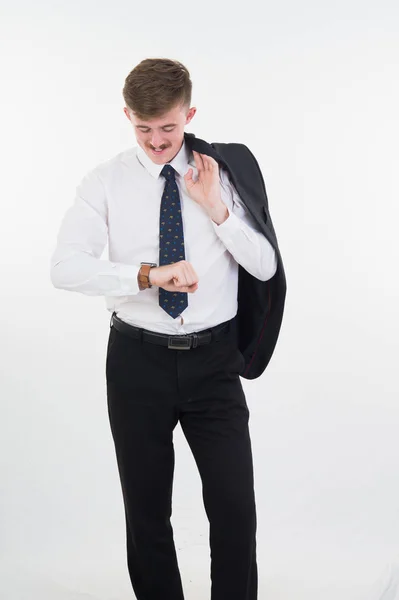 Jeune homme d'affaires regardant sa montre sur fond blanc — Photo