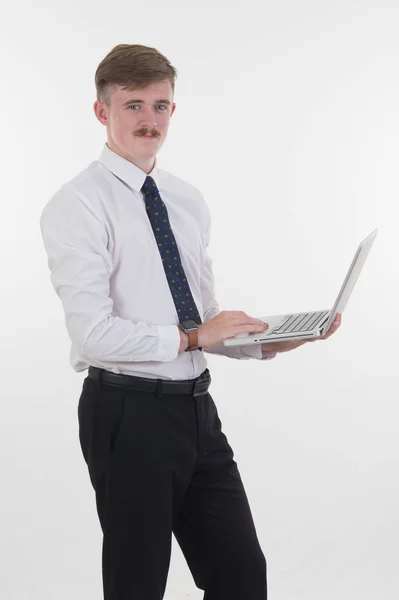 白い背景上のコンピューターとのビジネスの男性 — ストック写真