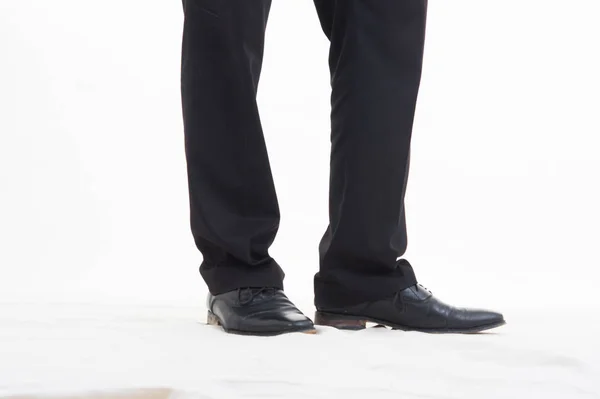 Homem de negócios pés em sapatos pretos no fundo branco — Fotografia de Stock