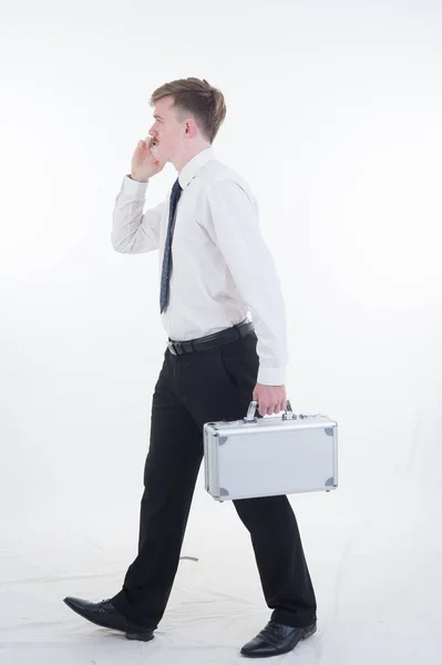 Çanta ve smatphone beyaz arka plan üzerinde tutarak iş adamı — Stok fotoğraf