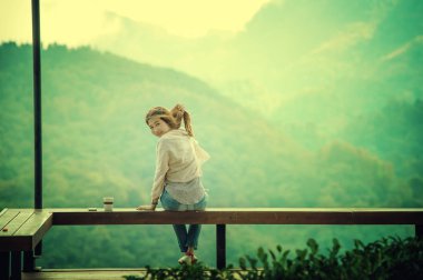 Asya turist kadın portresi çay bahçesi DOI angkhang Tayland balkon oturmak
