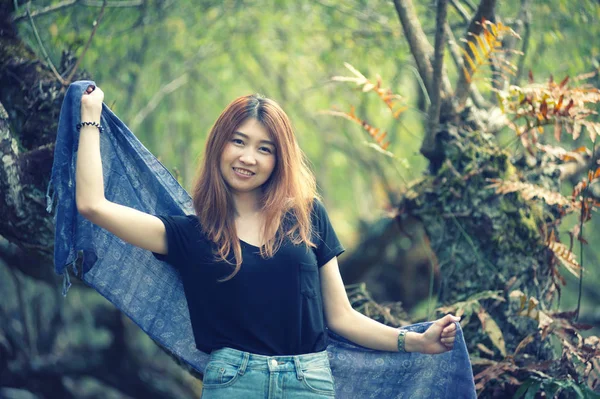 Asia hermosa mujer en el parque de ciruelos en doi angkhang montaña — Foto de Stock