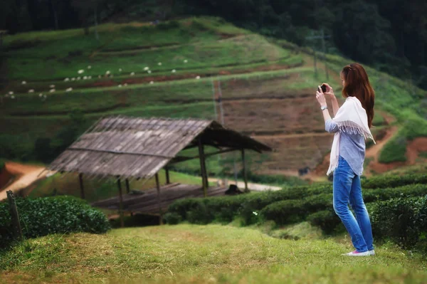 アジア観光客女性はお茶 plantati でスマート フォンから写真を撮る — ストック写真